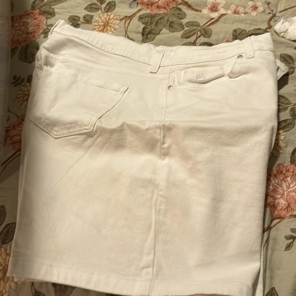 GV white jean shorts. 18W